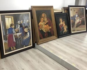 Αττική: Δύο συλλήψεις για κατοχή πλαστών έργων τέχνης – Κατασχέθηκαν πάνω από 400 πίνακες