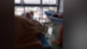 Εικόνες ντροπής στο «Αττικόν» – Ασθενείς στοιβαγμένοι στους διαδρόμους(vid)