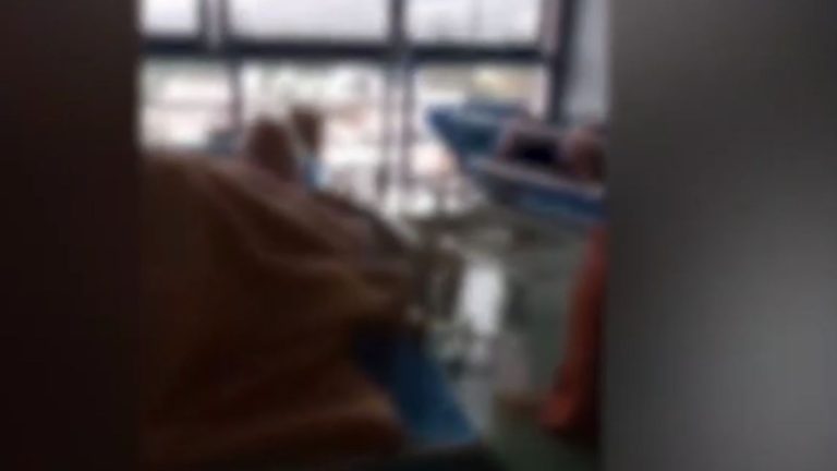 Εικόνες ντροπής στο «Αττικόν» – Ασθενείς στοιβαγμένοι στους διαδρόμους(vid)