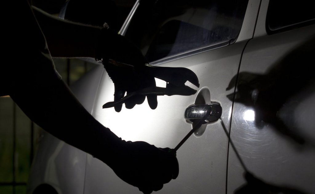 Αυτά τα δύο αντικείμενα στο αυτοκίνητο «προσκαλούν» τους διαρρήκτες – Τι να προσέξετε