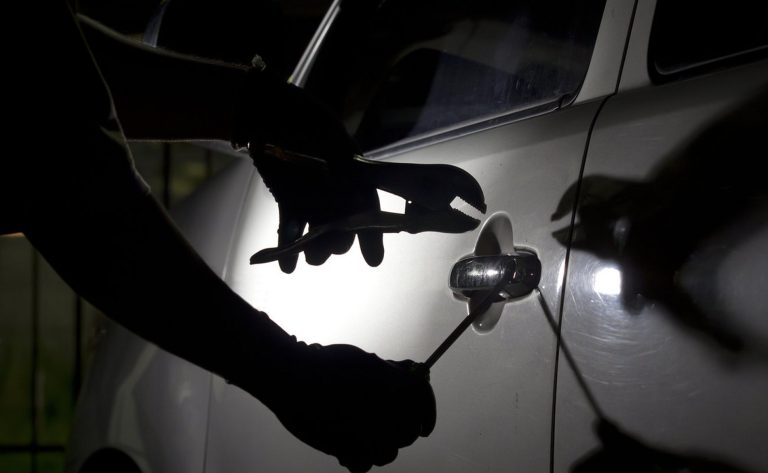 Αυτά τα δύο αντικείμενα στο αυτοκίνητο «προσκαλούν» τους διαρρήκτες – Τι να προσέξετε