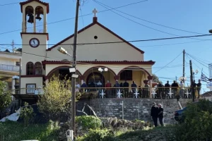 Αχαΐα: Σε κλίμα οδύνης η κηδεία του 3χρονου Ανδρέα που έχασε τη ζωή του από πτώση