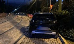 Αθήνα: 28χρονος πάρκαρε πάνω στις ράγες του Τραμ