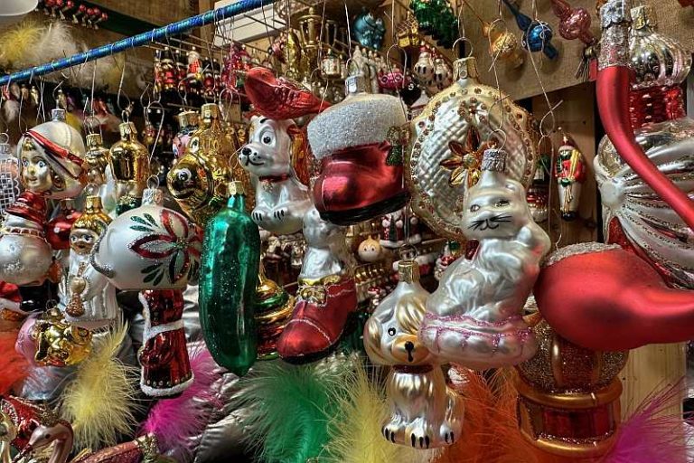 Η αγορά φοράει τα γιορτινά της – Πού κυμαίνονται οι τιμές σε δέντρα και στολίδια