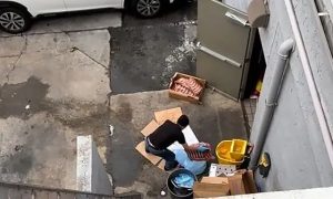 Viral: Εστιατόριο έκλεισε μετά από βίντεο με εργαζόμενο που χτυπά παϊδάκια στο πεζοδρόμιο