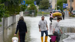 Σφοδρή κακοκαιρία στην Ιταλία:  Αγνοούνται δύο άτομα(VID)