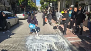Λάρισα: Κτηνοτρόφοι χύνουν γάλα έξω από το γραφείο του Κέλλα