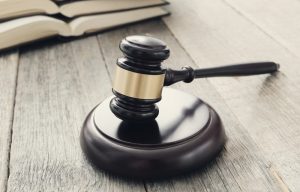 Εφετείο: Σε δημόσιο πλειστηριασμό οι οριζόντιες ιδιοκτησίες λόγω ανέφικτης αυτούσιας διανομής