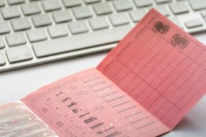 Τέλος εποχής για το ροζ δίπλωμα – Υποχρεωτική η αντικατάσταση του