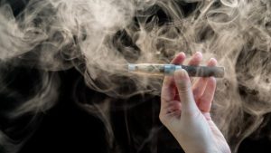 Βίντεο σοκ: Παιδί ατμίζει στην αγκαλιά της μαμάς του