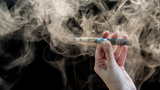 Βίντεο σοκ: Παιδί ατμίζει στην αγκαλιά της μαμάς του