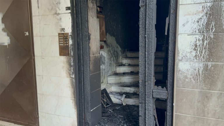 Θεσσαλονίκη: Εμπρηστική επίθεση με γκαζάκια σε πολυκατοικία