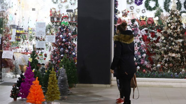 1 στους 2 Έλληνες σκοπεύει να περάσει τις γιορτές στο σπίτι – Τι έδειξε νέα έρευνα