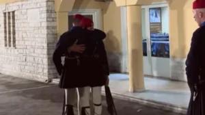 Λύγισε ο εύζωνας στην τελευταία αλλαγή – Το TikTok βίντεο που έκανε όλη την Ελλάδα να δακρύσει
