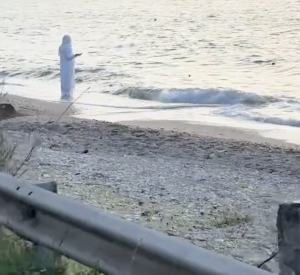 Viral: Γυναίκα ντυμένη στα λευκά κάνει διαλογισμό μέσα στη θάλασσα