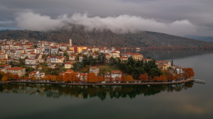 Καστοριά: Ραγδαία άνοδος της λίμνης και μεγάλες καταστροφές από τις πλημμύρες
