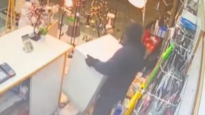 Περιστέρι: Κουκουλοφόροι άδειασαν κατάστημα ηλεκτρικών ειδών μέσα σε 2 λεπτά