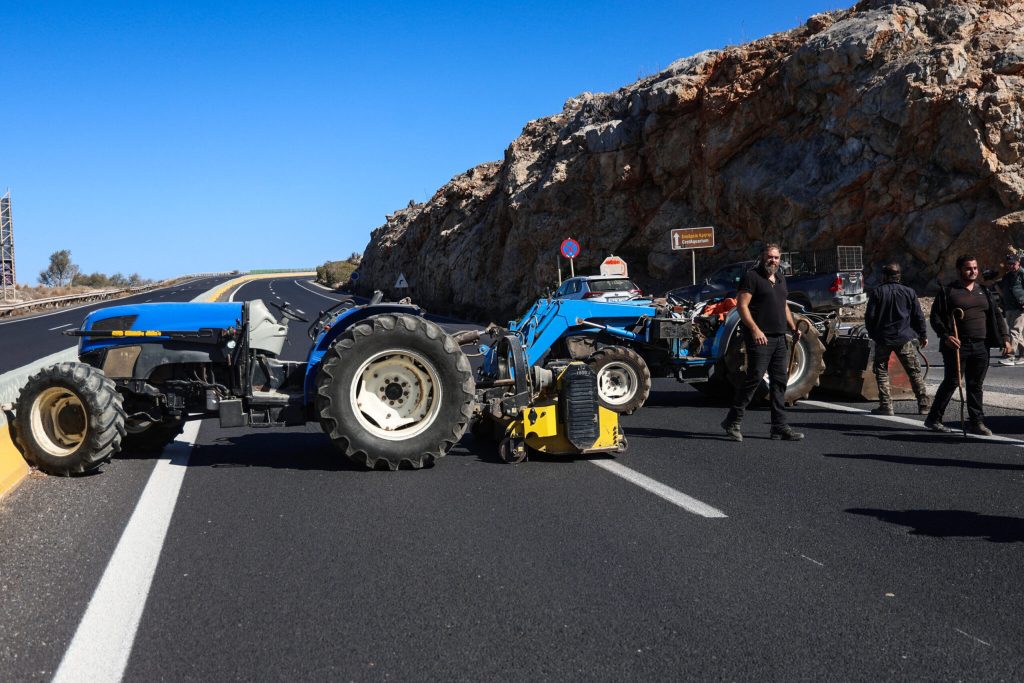 Στους δρόμους της Κρήτης για 6η μέρα οι αγρότες (βίντεο)