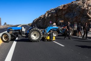 Στους δρόμους της Κρήτης για 6η μέρα οι αγρότες (βίντεο)