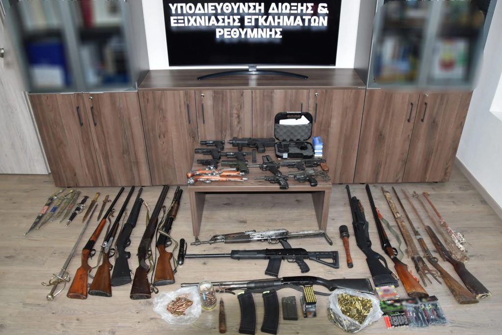 Επιχείρηση-σκούπα στην Κρήτη: Καλάσνικοφ, πιστόλια και 1.100 φυσίγγια στα χέρια της ΕΛΑΣ