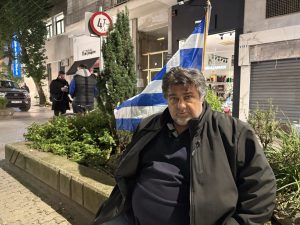 Λάρισα: Κτηνοτρόφος σε απεργία πείνας έξω από το γραφείο του υφυπουργού Κέλλα