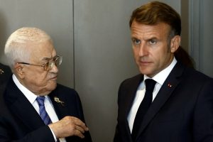 Αύριο η συνάντηση Μακρόν – Αμπάς στο Παρίσι