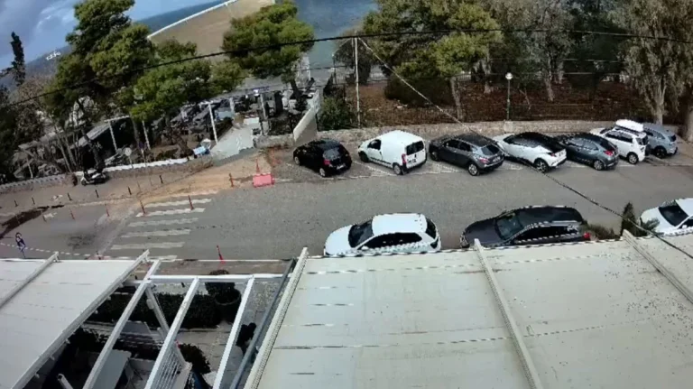 Καβούρι: Οι άνεμοι ξήλωσαν στέγαστρο εστιατορίου- Βίντεο