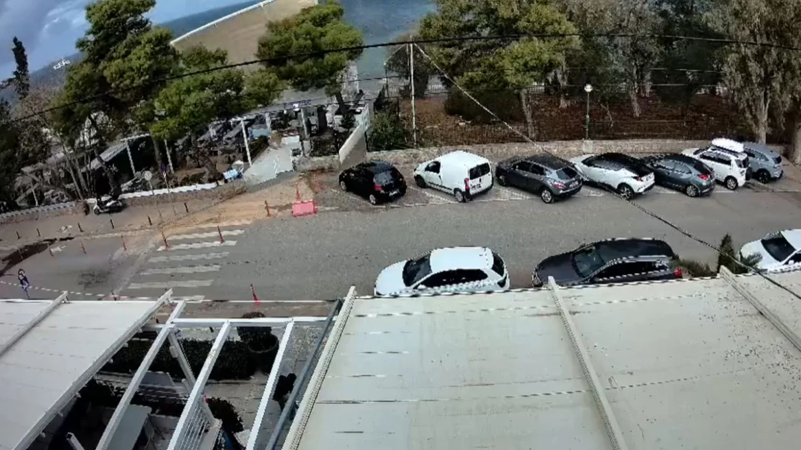 Καβούρι: Οι άνεμοι ξήλωσαν στέγαστρο εστιατορίου- Βίντεο