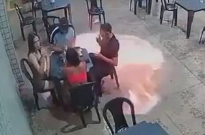 Παρολίγον τραγωδία: Άναψε τσιγάρο δίπλα στις αντλίες και προκάλεσε έκρηξη(vid)