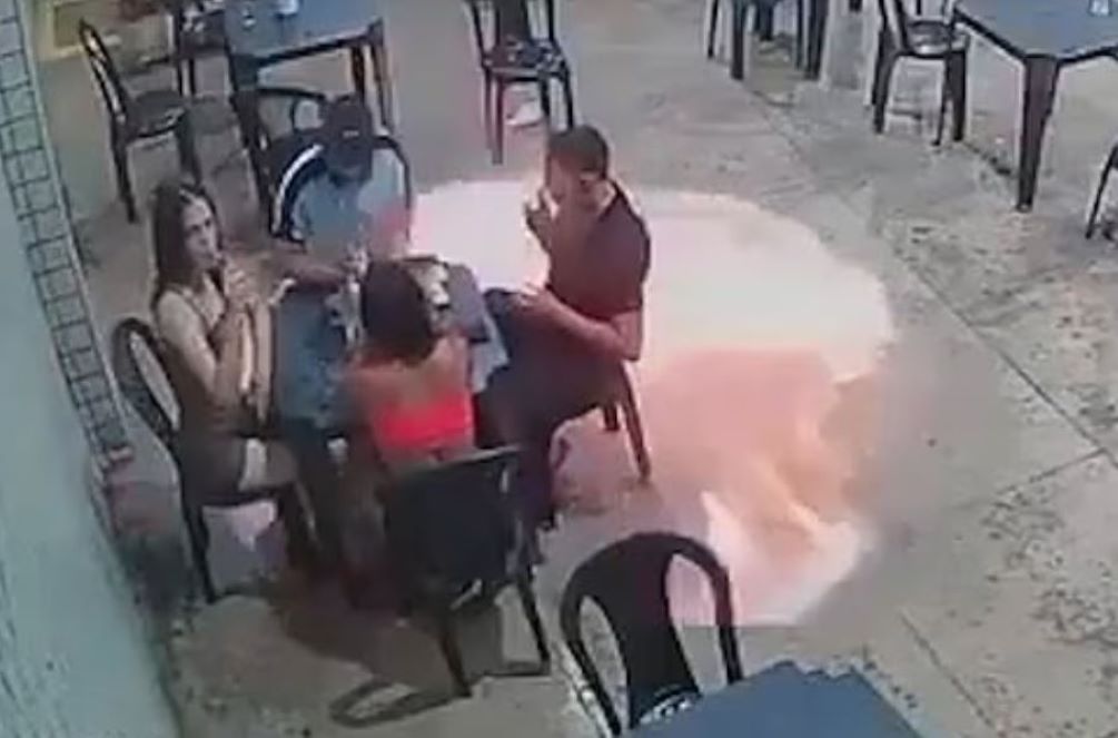 Παρολίγον τραγωδία: Άναψε τσιγάρο δίπλα στις αντλίες και προκάλεσε έκρηξη(vid)