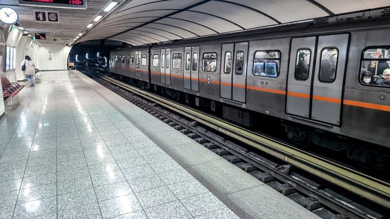 Παραμονή Πρωτοχρονιάς 2025: Πότε σταματούν μετρό, τραμ, λεωφορεία, τρόλεϊ