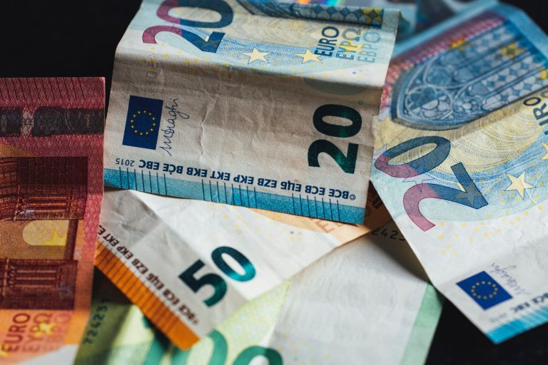 Νέα οδηγία της Ε.Ε. για κατώτατους μισθούς – Πότε θα εφαρμοστεί στην Ελλάδα