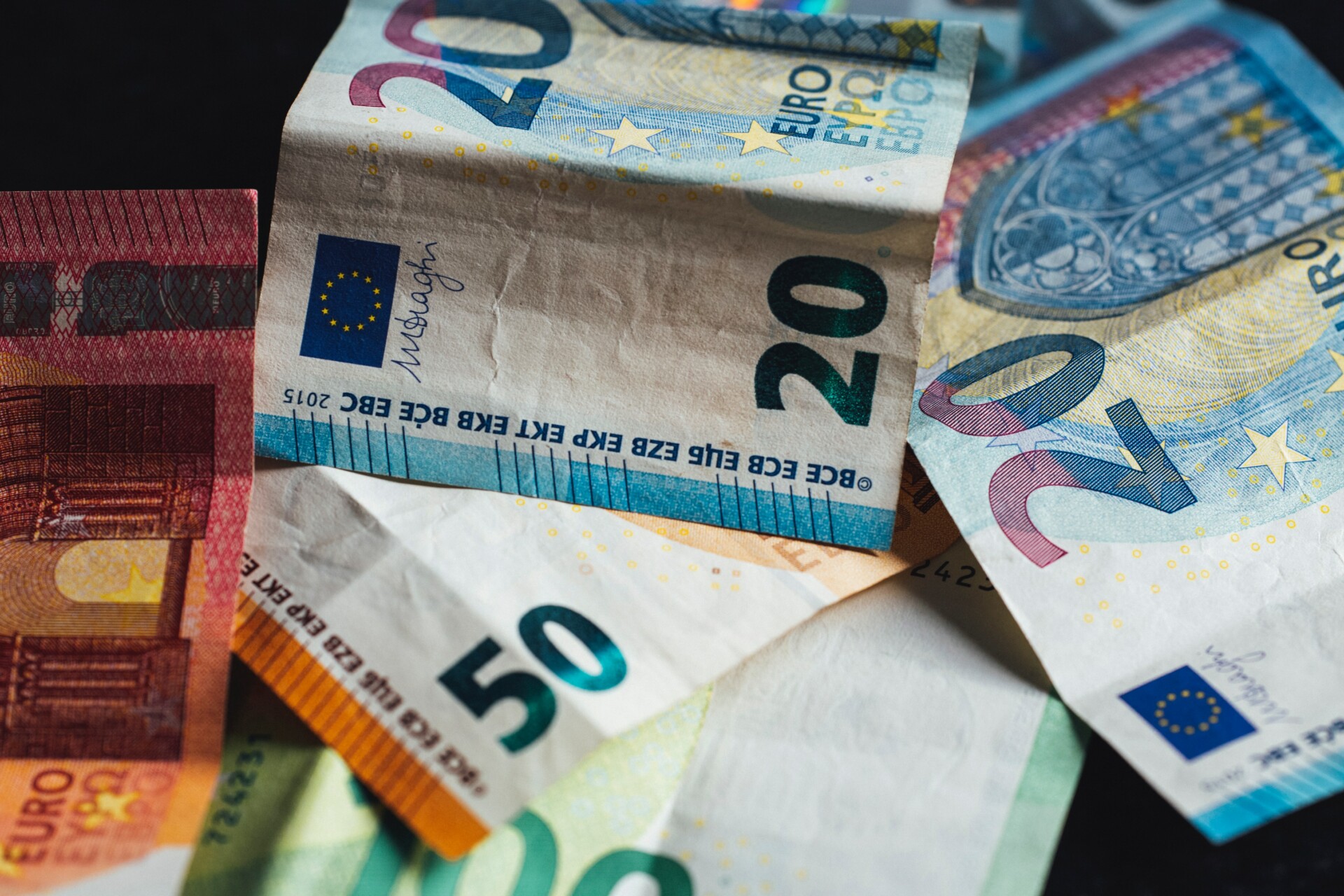 Νέα οδηγία της Ε.Ε. για κατώτατους μισθούς – Πότε θα εφαρμοστεί στην Ελλάδα