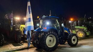 Αλεξανδρούπολη: Αντιπαράθεση αγροτών με ΜΑΤ στο αεροδρόμιο πριν την άφιξη Μητσοτάκη(vid)