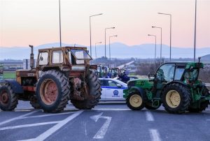 Αγροτικά μπλόκα: Πότε ανοίγουν οι δρόμοι για τα Χριστούγεννα – Κρίσιμη σύσκεψη στη Νίκαια