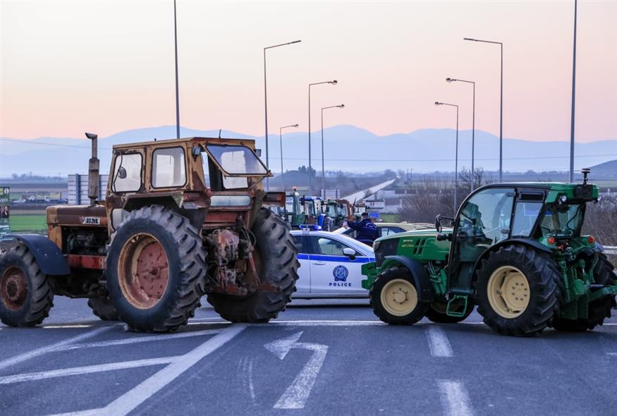 Τα τρακτέρ βγαίνουν σε δρόμους, λιμάνια και αεροδρόμια – Ξεκινούν τα μπλόκα των αγροτών
