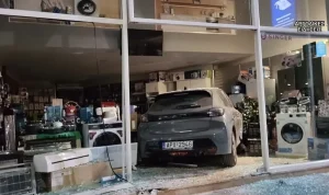 Ναύπλιο: ΙΧ εισέβαλε σε κατάστημα ηλεκτρικών ειδών