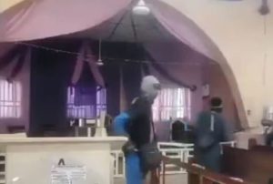 Βίντεο-σοκ: Ένοπλοι εισβάλλουν σε εκκλησία στη Νιγηρία – Δύο νεκροί