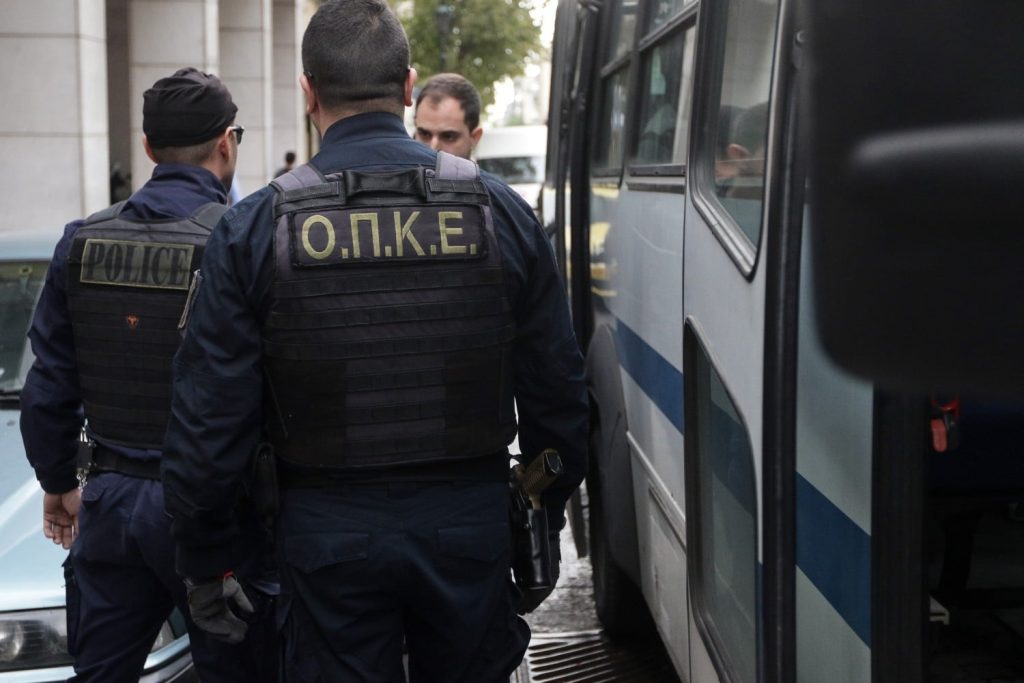 Ένταση στα Εξάρχεια: Επίθεση με μολότοφ σε αστυνομικούς της ΟΠΚΕ στον Λόφο Στρέφη