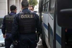 Ένταση στα Εξάρχεια: Επίθεση με μολότοφ σε αστυνομικούς της ΟΠΚΕ στον Λόφο Στρέφη