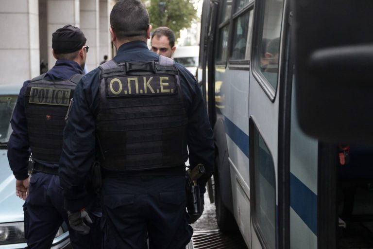 Ένταση στα Εξάρχεια: Επίθεση με μολότοφ σε αστυνομικούς της ΟΠΚΕ στον Λόφο Στρέφη
