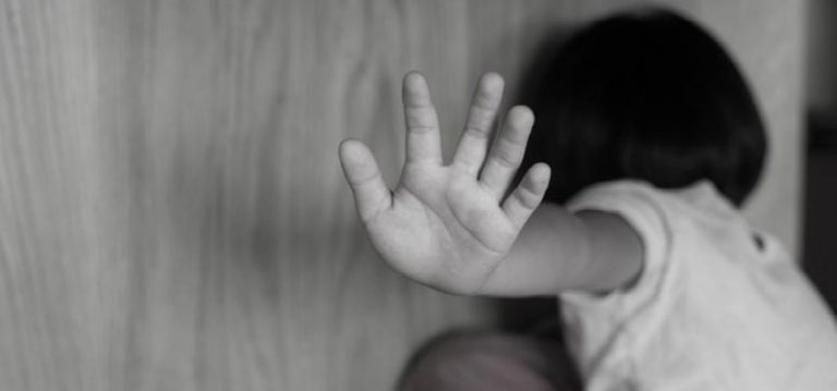 Φρίκη στην Αθήνα: 20χρονος με τον σύντροφό του ασελγούσαν σε αδελφάκια 2 και 4 ετών