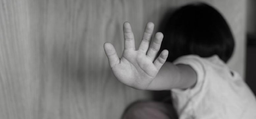 Φρίκη στην Αθήνα: 20χρονος με τον σύντροφό του ασελγούσαν σε αδελφάκια 2 και 4 ετών
