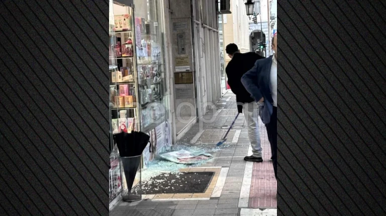 Πάτρα: Ισχυρή ανεμοθύελλα προκάλεσε ζημιές σε καταστήματα και αυτοκίνητα