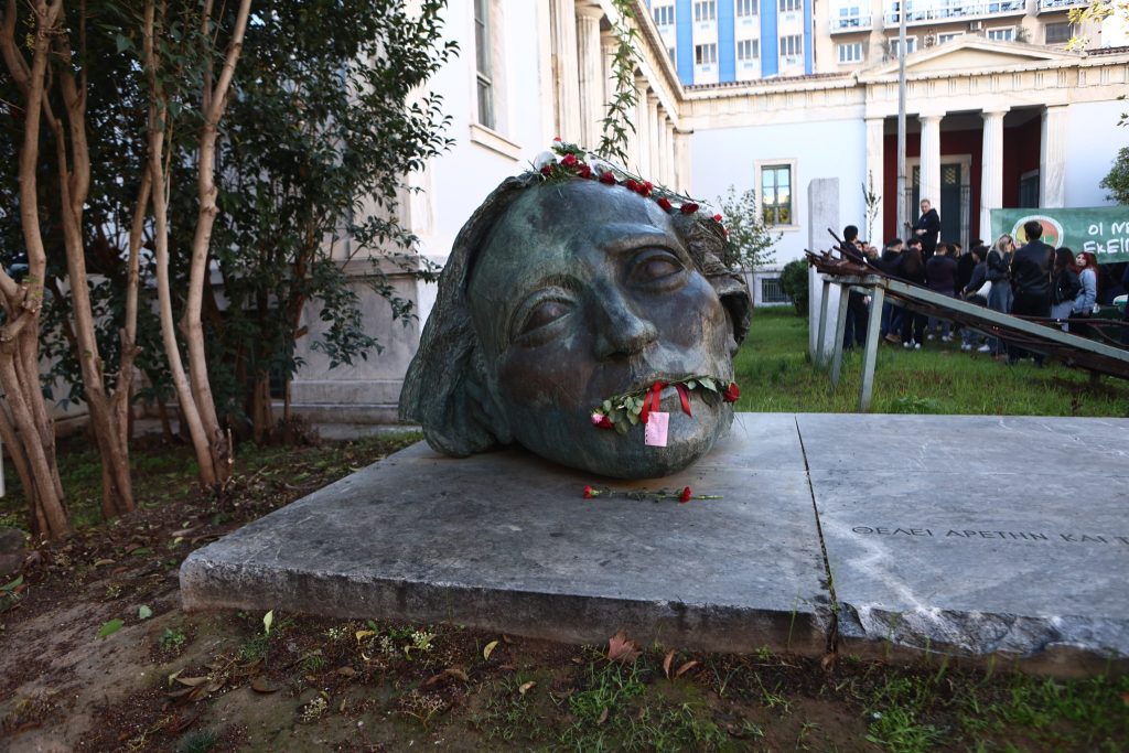 Σε εξέλιξη η πορεία για το Πολυτεχνείο