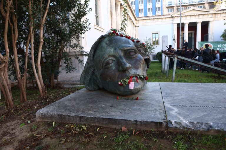 Σε εξέλιξη η πορεία για το Πολυτεχνείο