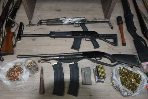 Ρέθυμνο: Οπλοστάσιο σε σπίτια και αποθήκες – Ιερομόναχος ανάμεσα στους 5 συλληφθέντες