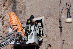 Ιταλία: Μερική κατάρρευση ιστορικού πύργου κοντά στο Κολοσσαίο – Ένας τραυματίας