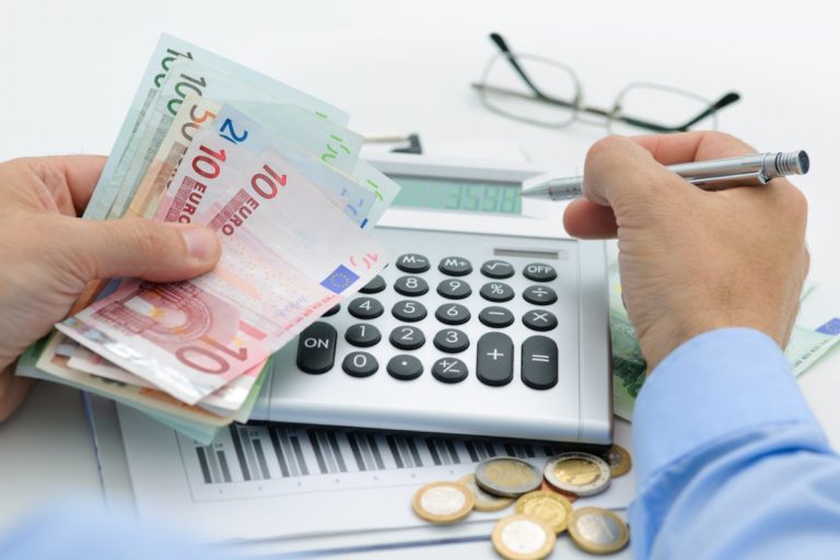 Πάνω από 300.000 επαγγελματίες δήλωσαν εισόδημα κάτω από τον κατώτατο μισθό