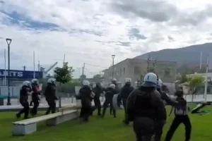 Σούδα: ΜΑΤ χτύπησαν αστυνομικό νομίζοντάς τον για διαδηλωτή «Μην τον βαράτε, είναι δικός μας»!